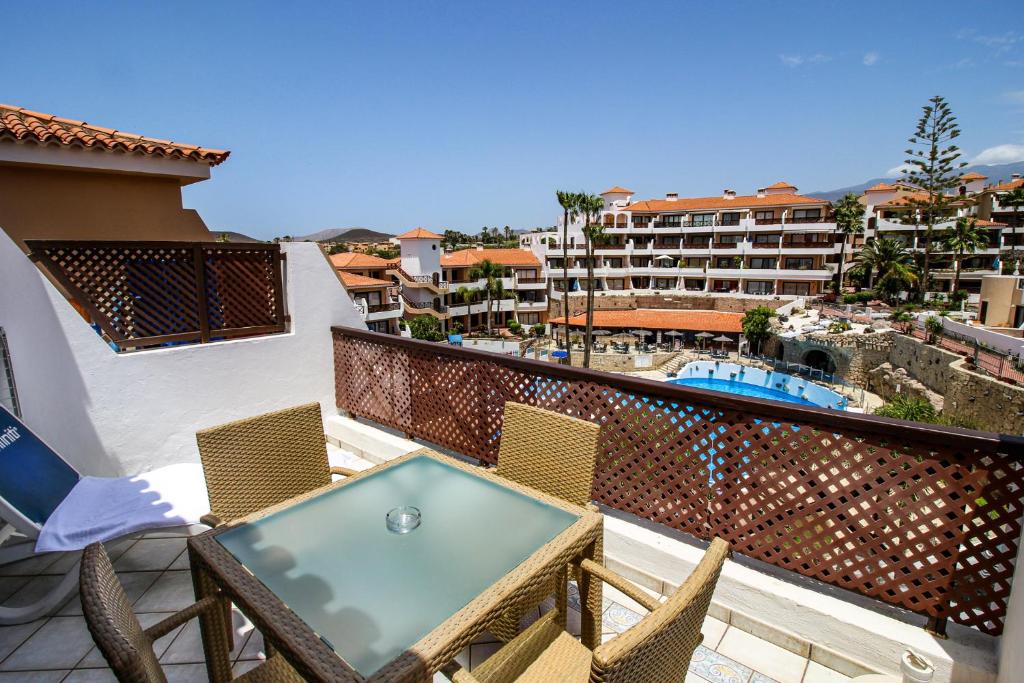Bazén v ubytování Apartment on top floor with heated pool in Golf del Sur nebo v jeho okolí