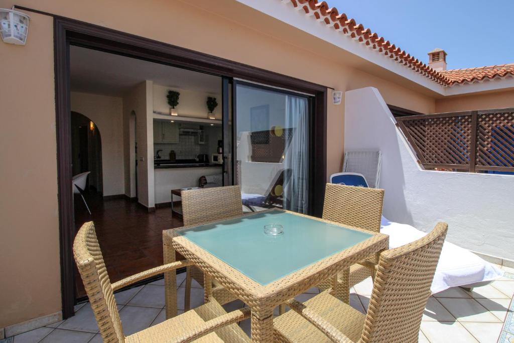 Patio nebo venkovní prostory v ubytování Apartment on top floor with heated pool in Golf del Sur