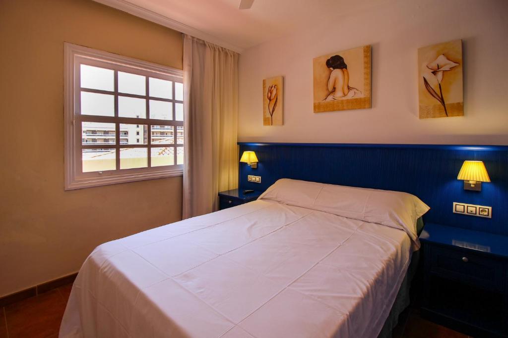 Postel nebo postele na pokoji v ubytování Apartment on top floor with heated pool in Golf del Sur