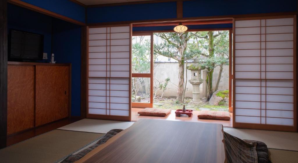 um quarto com uma mesa e uma grande janela em WABI - Vacation STAY 52963v em Kanazawa