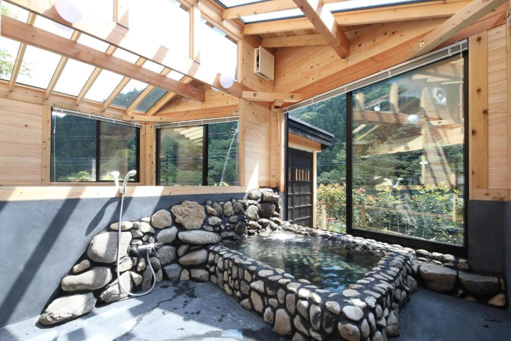 una piscina en una casa con una pared de roca en Chichibu-gun - House - Vacation STAY 57579v, en Nakai
