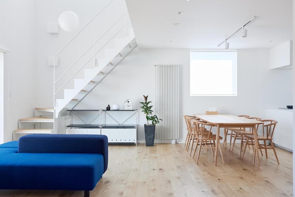 sala de estar con sofá azul y mesa en Nippou no Ie Kamishihoro - Vacation STAY 58990v, en Kami-shihoro