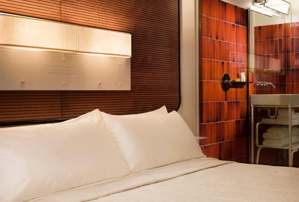 Cama ou camas em um quarto em The Standard, High Line New York