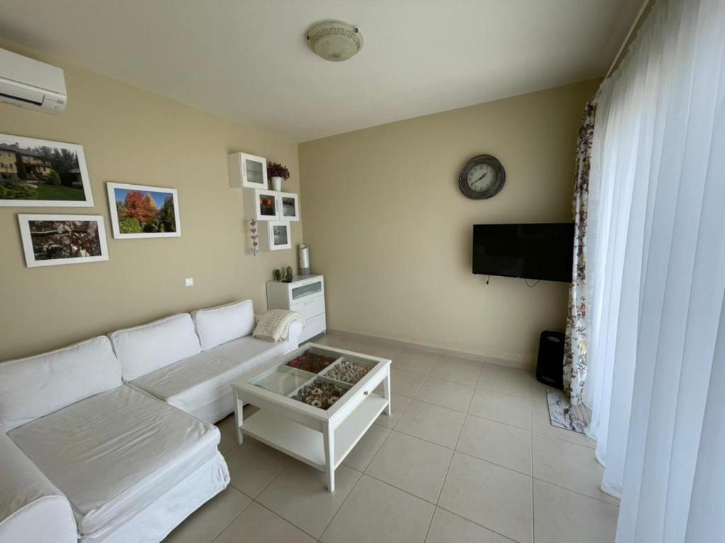 salon z białą kanapą i telewizorem w obiekcie Villa Natalia w mieście Tolo