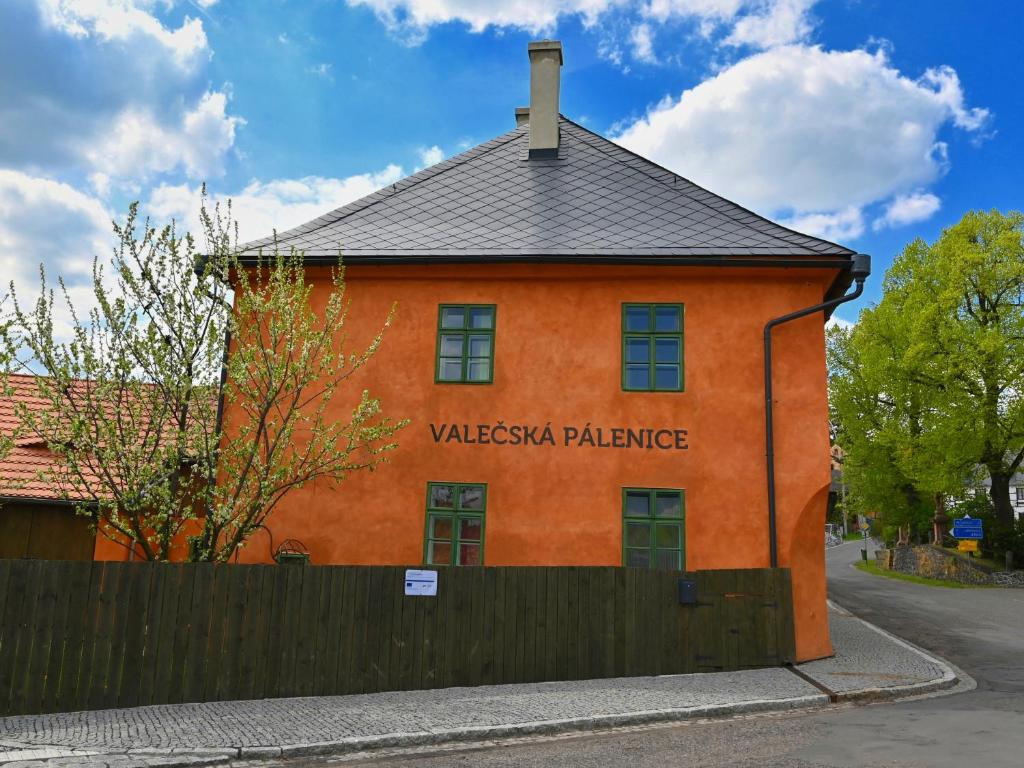 ValečにあるValečská páleniceのオレンジ色の建物
