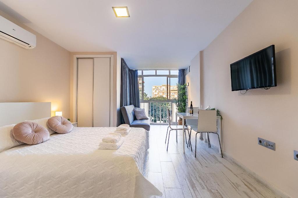 Postel nebo postele na pokoji v ubytování Sun Coast Benalmádena -- Superb studio with 4 pools, gardens & breakfast