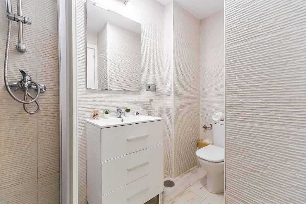 Koupelna v ubytování Sun Coast Benalmádena -- Superb studio with 4 pools, gardens & breakfast