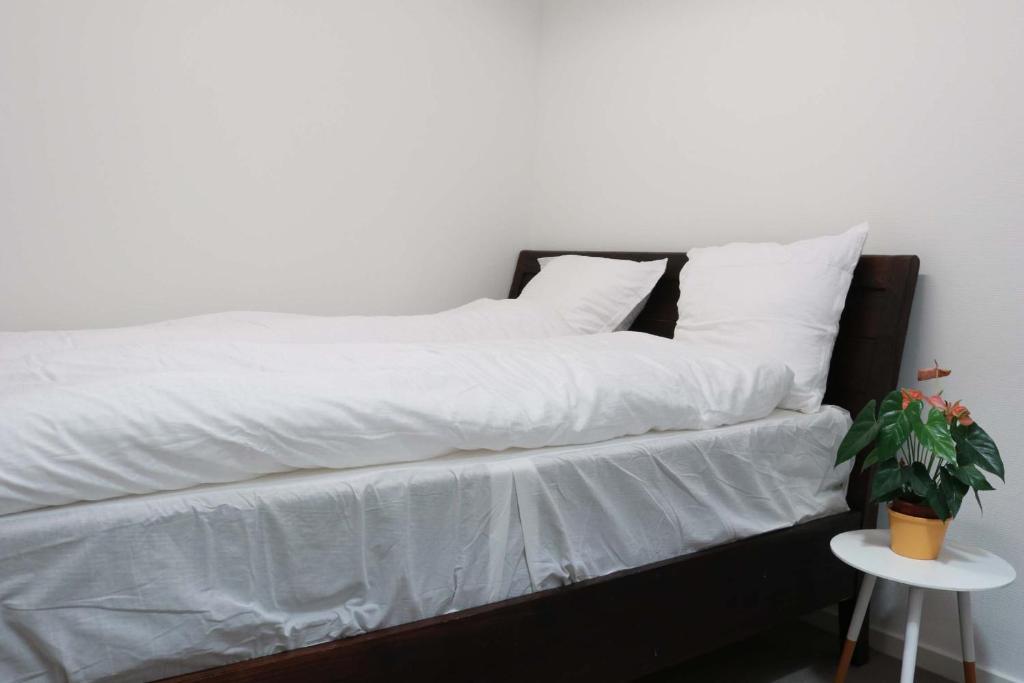 Voodi või voodid majutusasutuse Budget Rooms Copenhagen toas