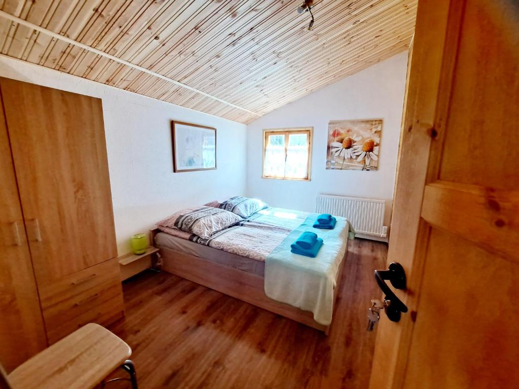 Posteľ alebo postele v izbe v ubytovaní Klimatyczne domy, Ryn Mazury Lawki