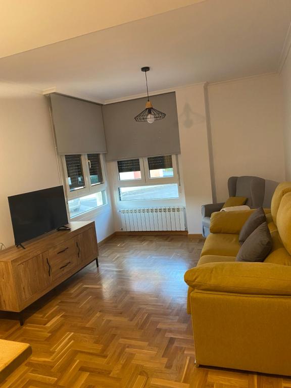 Posada de Llanes的住宿－Apartamento Turistico Valdellera IV，带沙发和平面电视的客厅