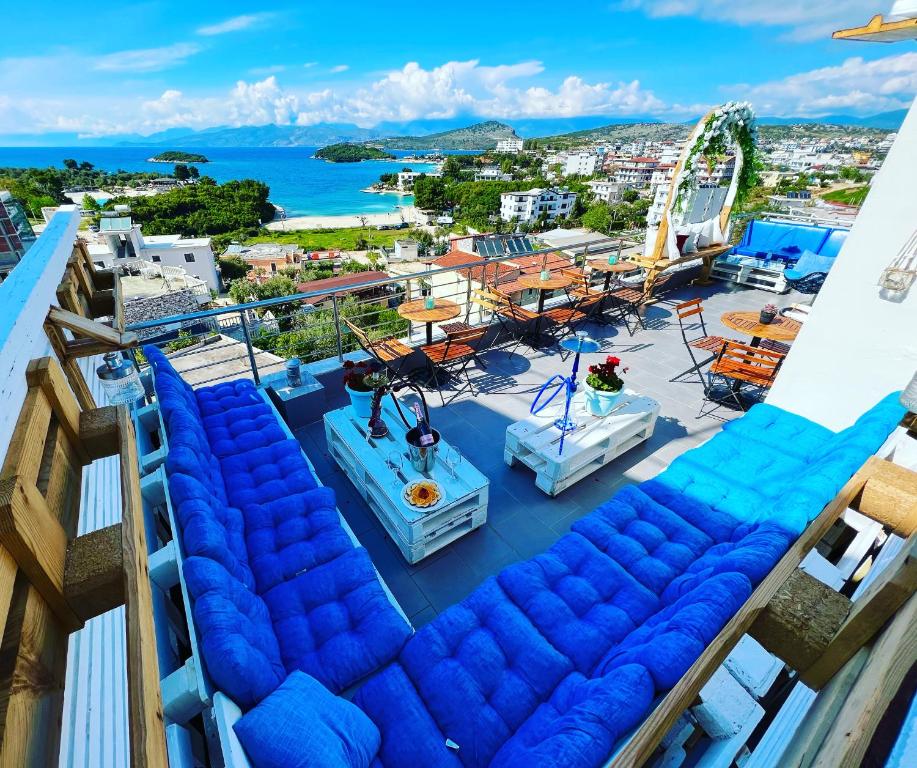 un balcón con sillas azules y una montaña rusa en Hotel Mira Mare en Ksamil