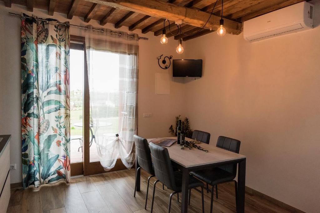 TV a/nebo společenská místnost v ubytování Agriturismo L'Aquilone