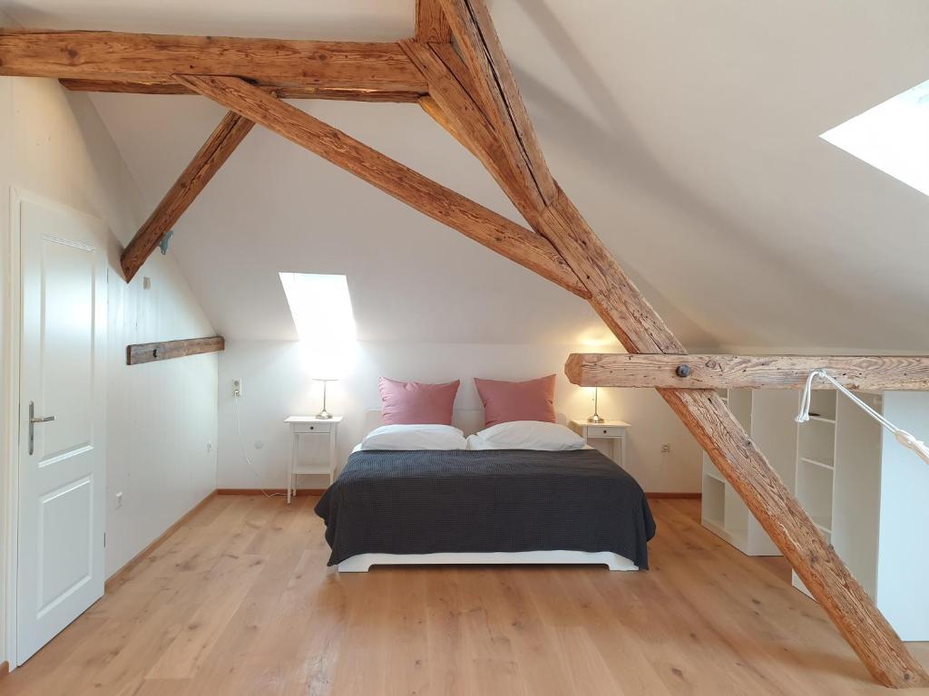 ein Schlafzimmer mit einem Bett im Dachgeschoss in der Unterkunft Bahnhof Grombach in Bad Rappenau