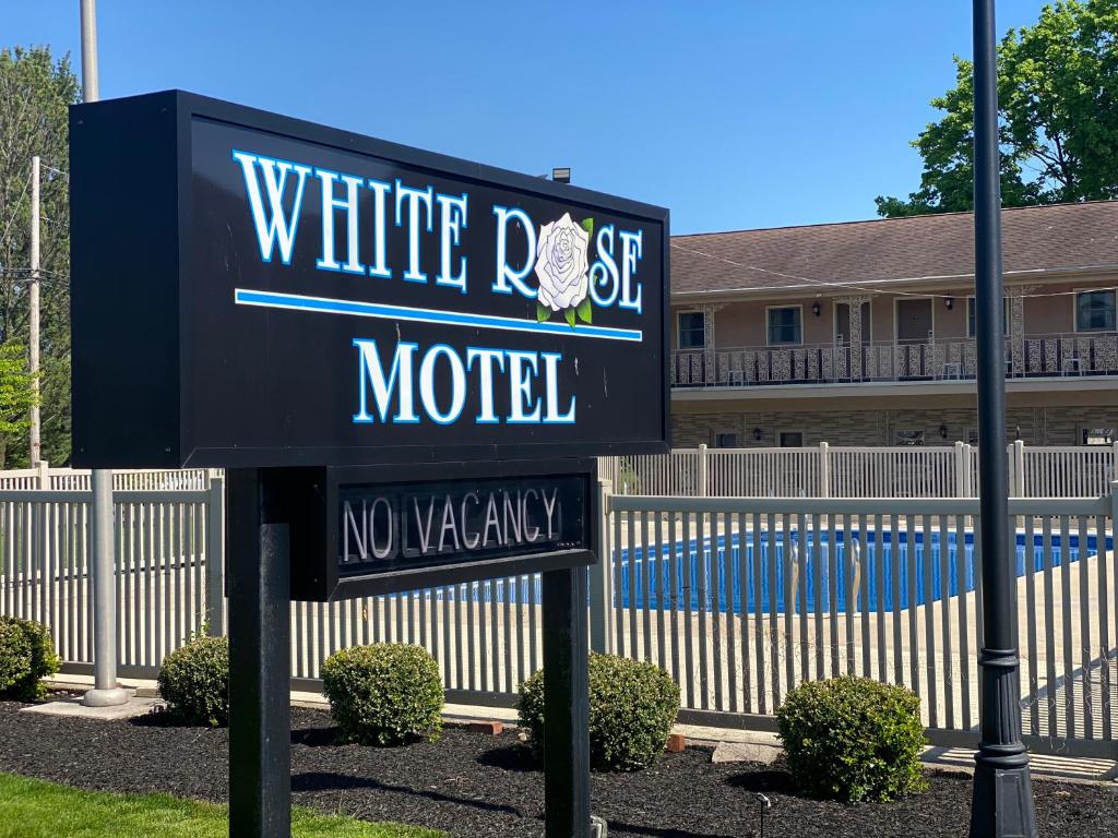 un panneau indiquant un motel en pierre blanche devant un bâtiment dans l'établissement White Rose Motel - Hershey, à Hershey