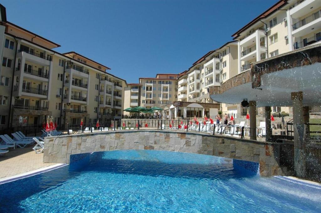 uma grande piscina em frente a alguns edifícios em Sunny Beach Hills Private Apartment em Sunny Beach