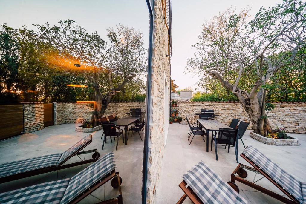 Patio lub wspólna przestrzeń na świeżym powietrzu w obiekcie Casa Giulia with heated pool