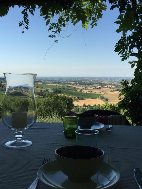een tafel met een wijnglas en borden erop bij Villa 225 in Bracciano