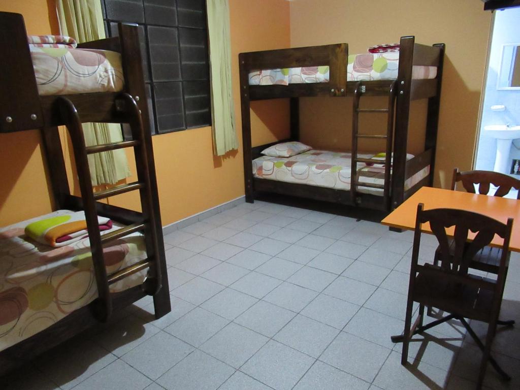 Postel nebo postele na pokoji v ubytování Kurmi Hostel Lima Airport