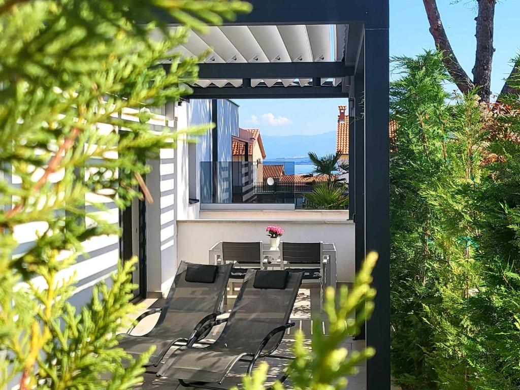 Modern Apartments Elle Malinska - Apartment With Terrace