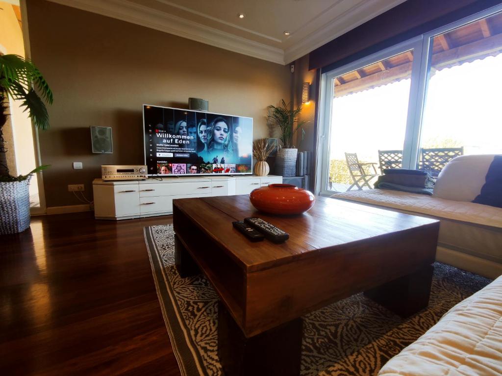 A television and/or entertainment centre at HHC - Holidays House Compostela