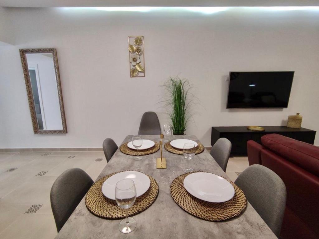 A television and/or entertainment centre at Bungaló Santa Ana
