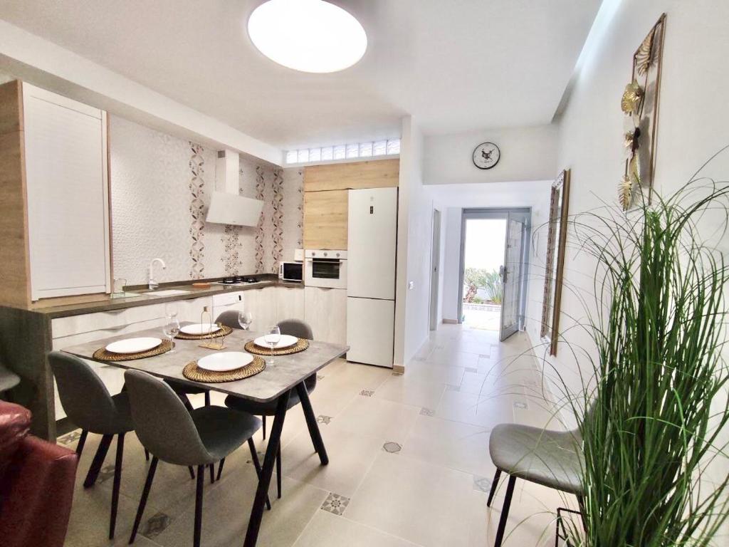 A kitchen or kitchenette at Bungaló Santa Ana