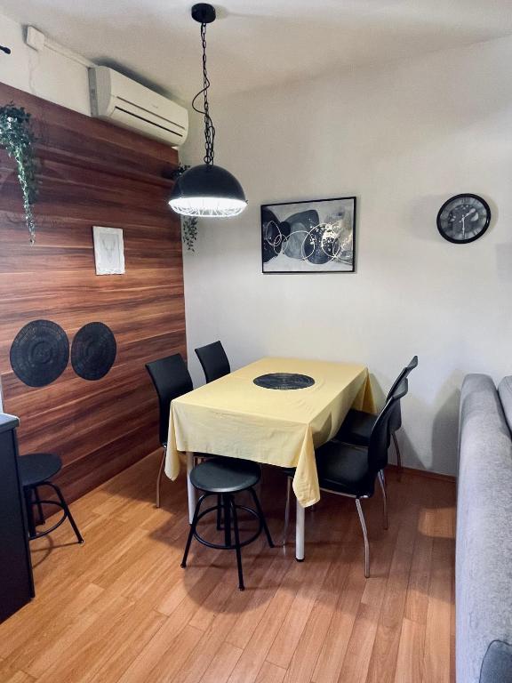 Posedenie v ubytovaní Apartman Three Queens