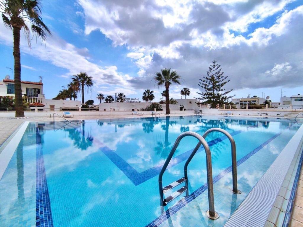 The swimming pool at or close to Bungaló Santa Ana
