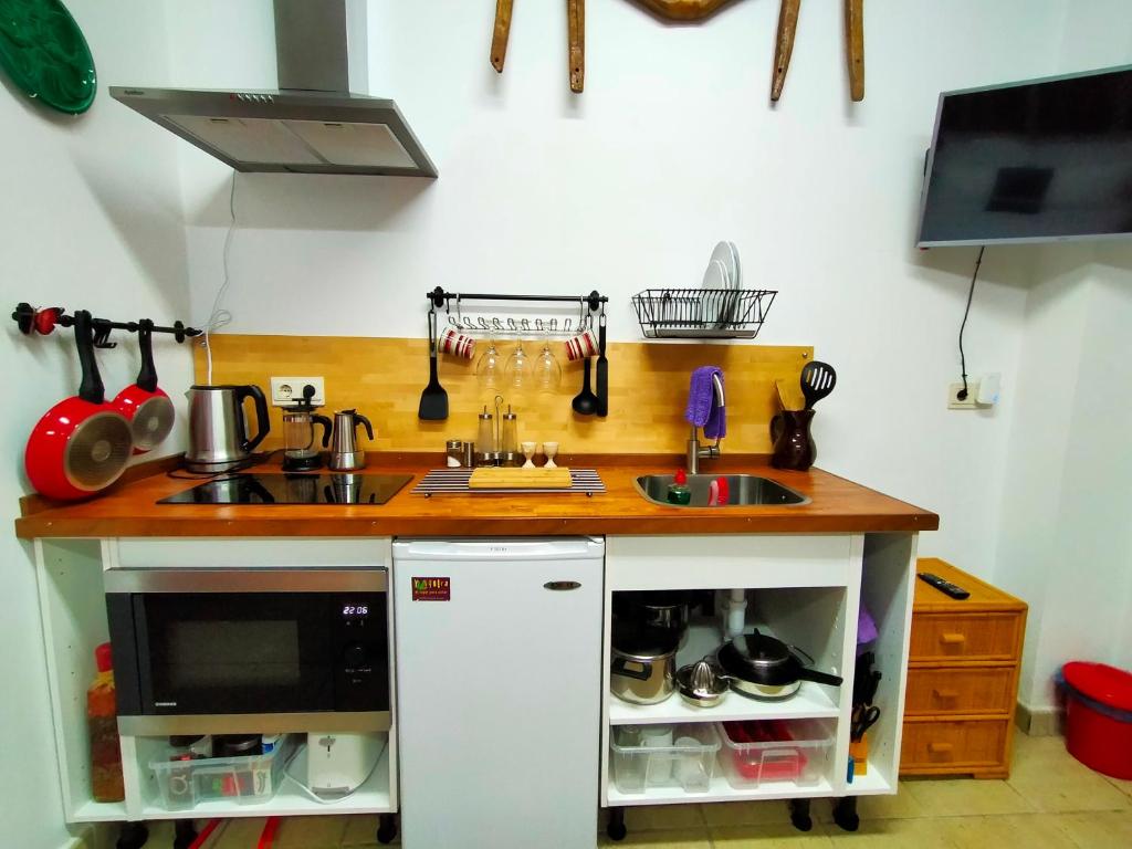 cocina con fregadero y encimera en Centro de Arte, en Yunquera
