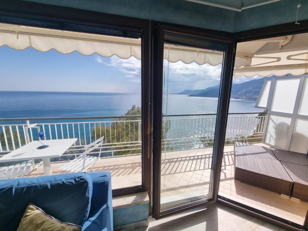 Cliffside apartment with stunning Riviera views, Ventimiglia (updated