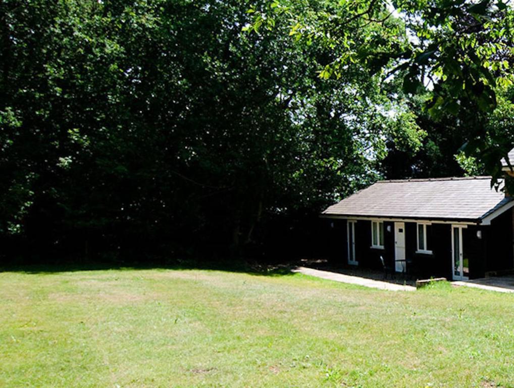 En have udenfor Cottage surrounded by woodland and vineyards.