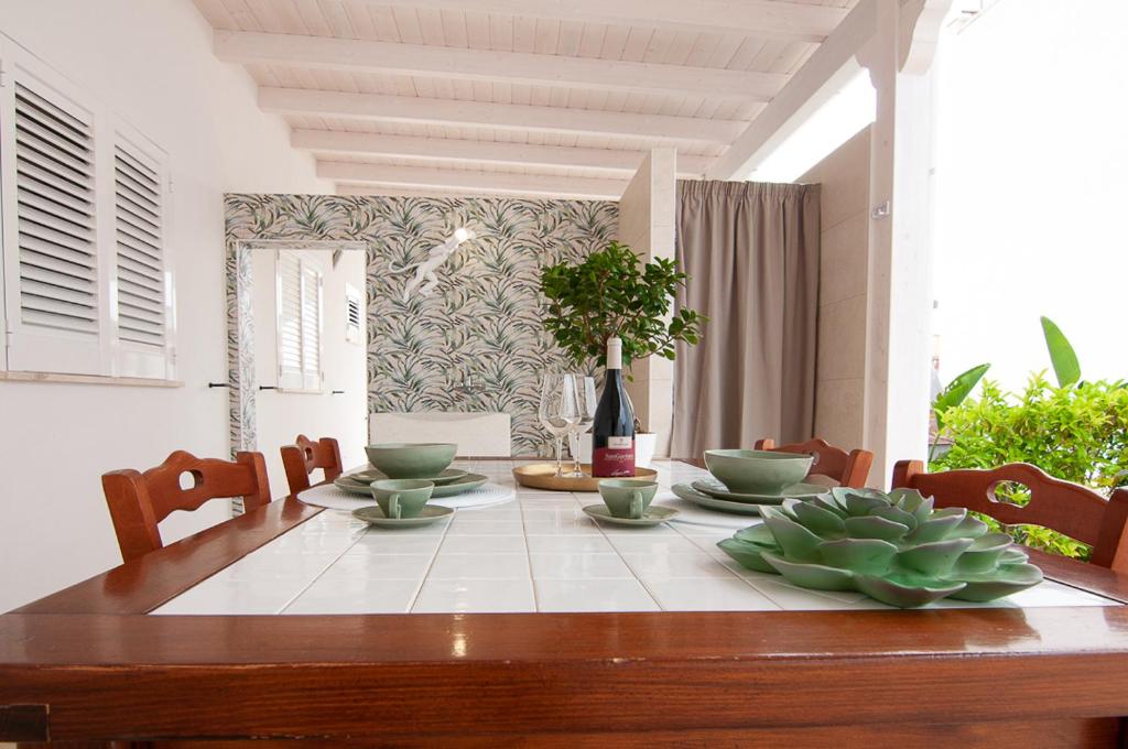 stół jadalny z miskami na górze w obiekcie Villa Marisa Holiday Home w mieście Punta Prosciutto