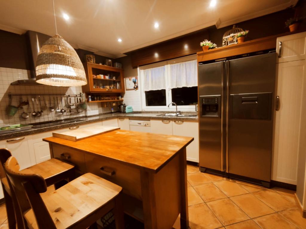 A kitchen or kitchenette at HHC - Holidays House Compostela