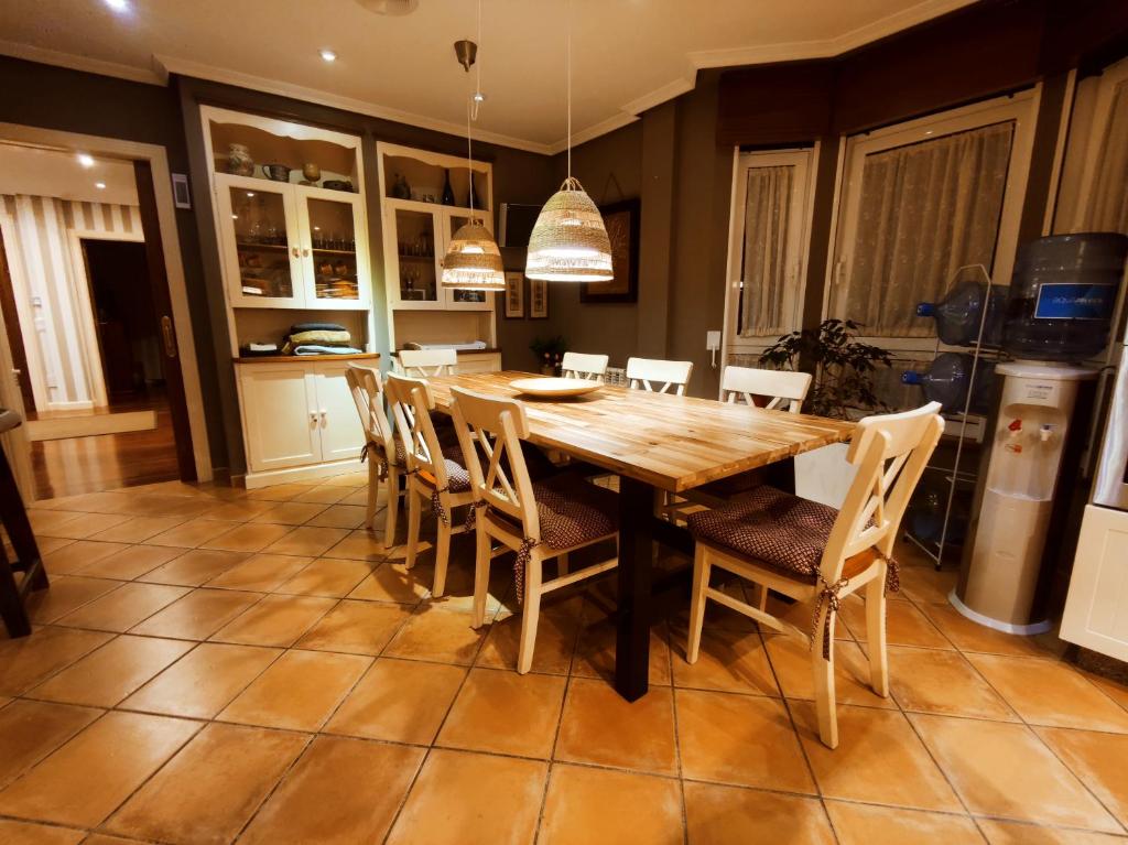 A kitchen or kitchenette at HHC - Holidays House Compostela