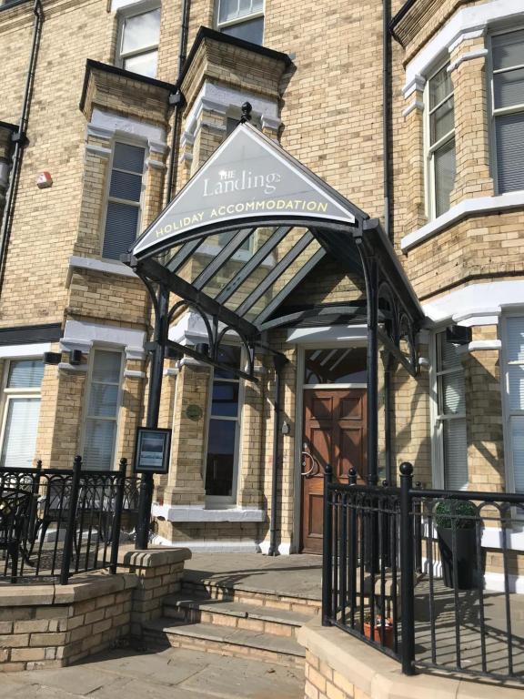 un edificio con toldo frente a un edificio en Apartment 8 The Landings, en Filey