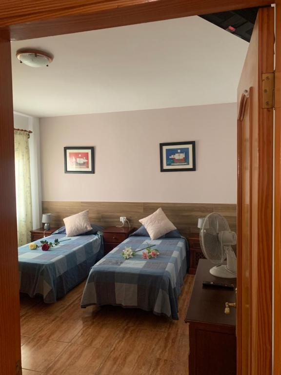 Cette chambre comprend deux lits et un bureau. dans l'établissement Casa Gran Sol, La Gomera, à Playa de Santiago