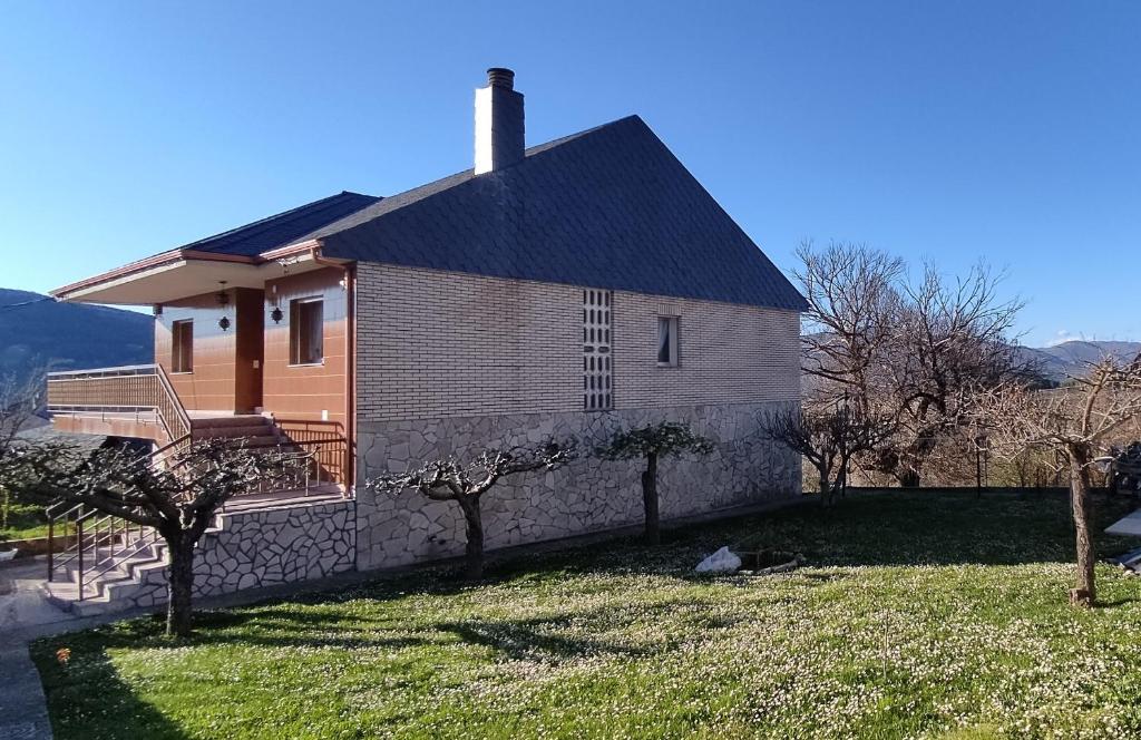 una casa en una colina con árboles delante de ella en Casa Meri, en El Espino