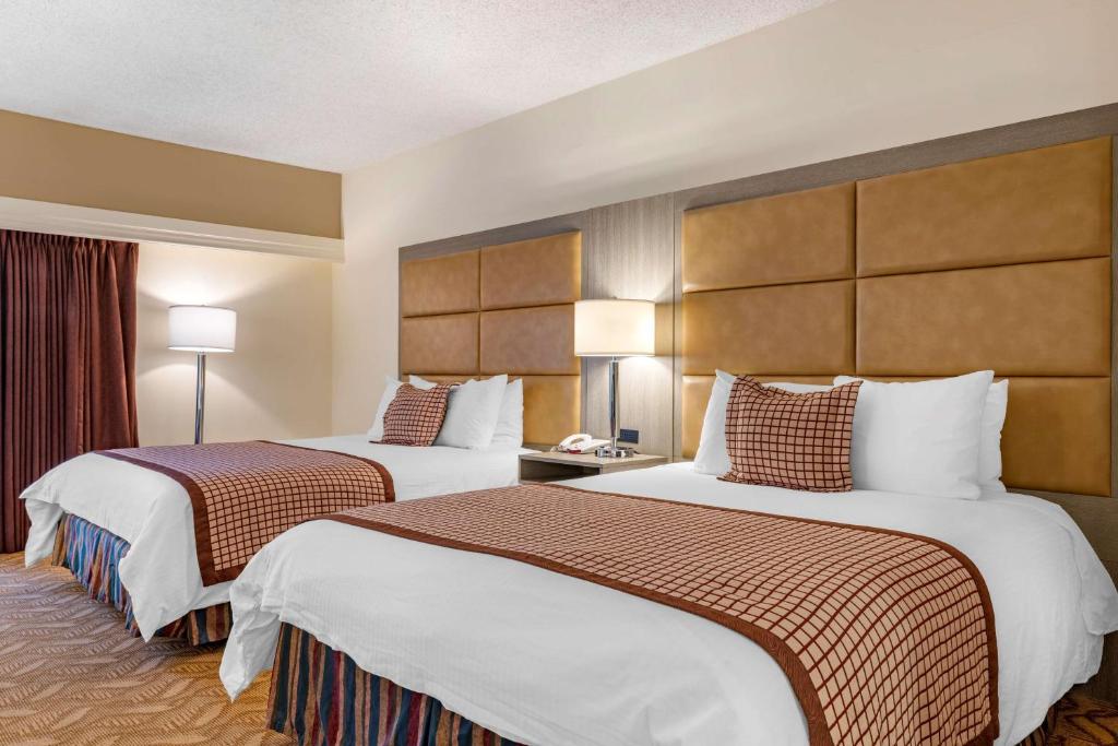 a hotel room with two beds and two lamps at Best Western Plus Thousand Oaks Inn in Thousand Oaks