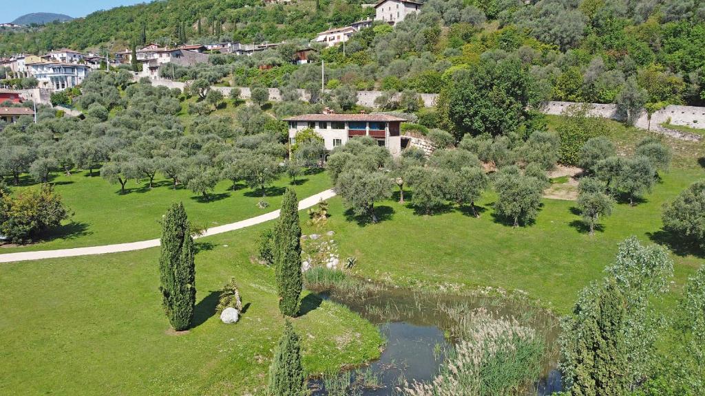 - une vue aérienne sur un parc arboré et une maison dans l'établissement Villa Gran Paradiso, à Toscolano Maderno