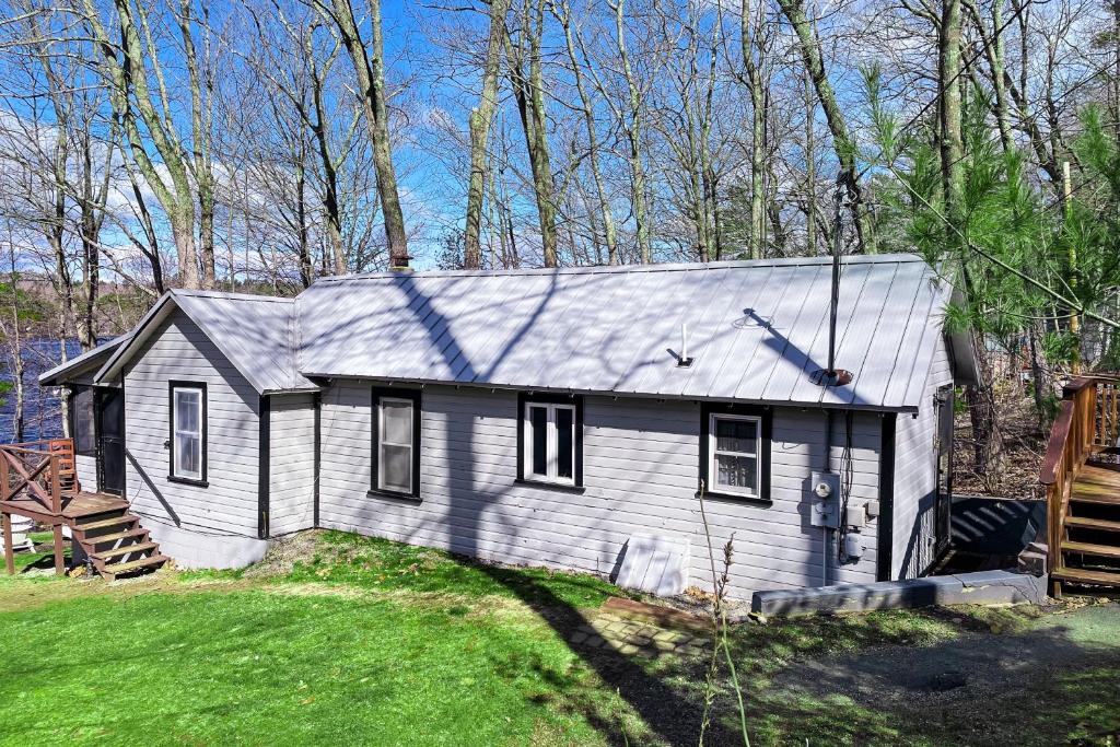 une petite maison au milieu d'une cour dans l'établissement Little Birch, à Gray