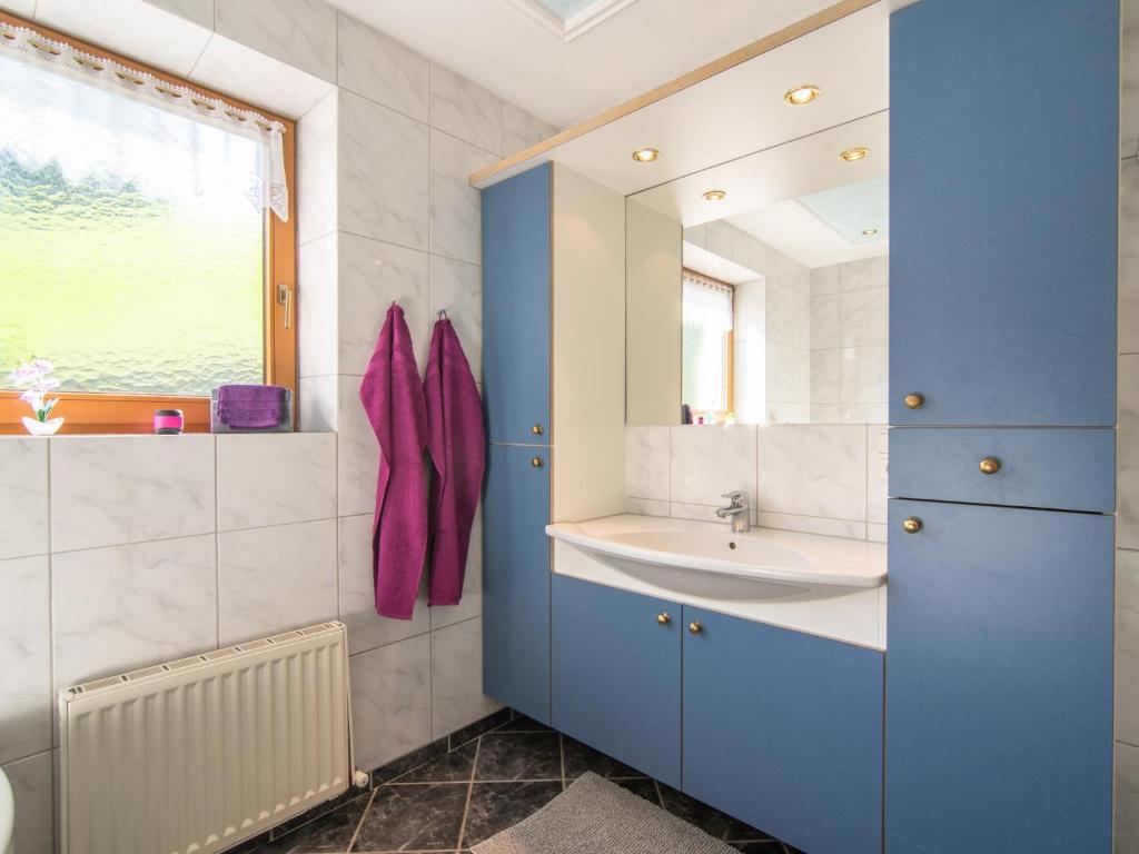 un bagno con lavandino e specchio di Haus Kienast a Pfons