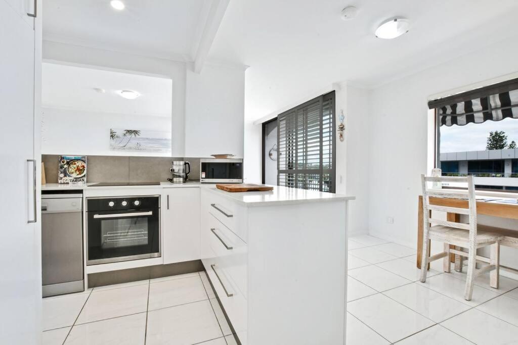 Kuchyň nebo kuchyňský kout v ubytování Coastal Chic Apartment - Mooloolaba and Alex