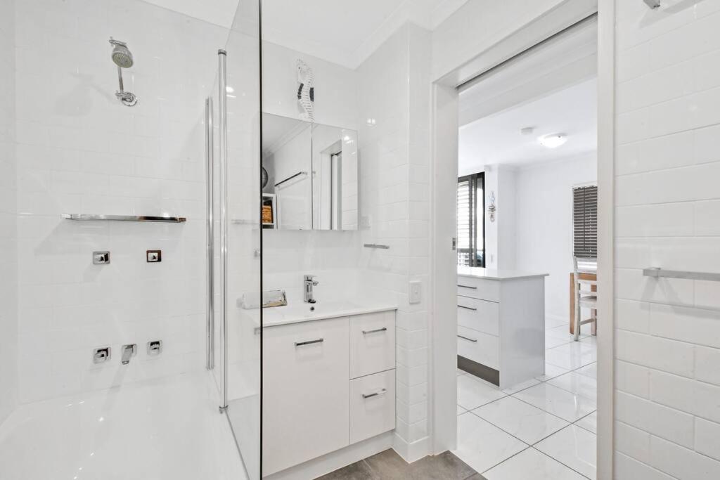 Koupelna v ubytování Coastal Chic Apartment - Mooloolaba and Alex