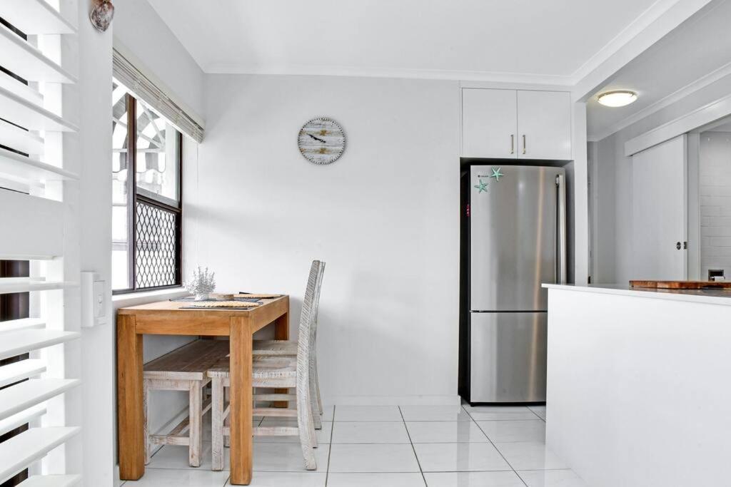 Kuchyň nebo kuchyňský kout v ubytování Coastal Chic Apartment - Mooloolaba and Alex