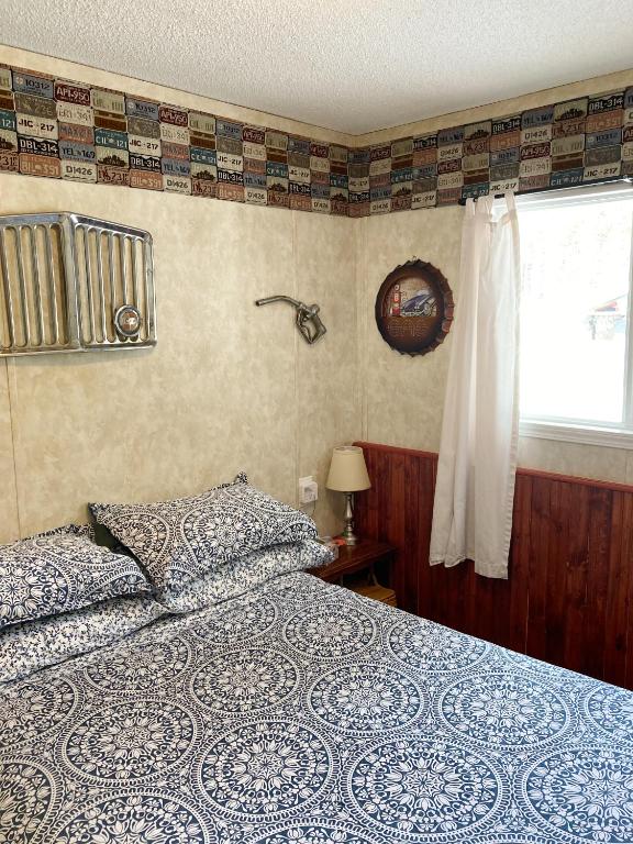 a bedroom with a bed and a window at Jade City Motel in Jade City