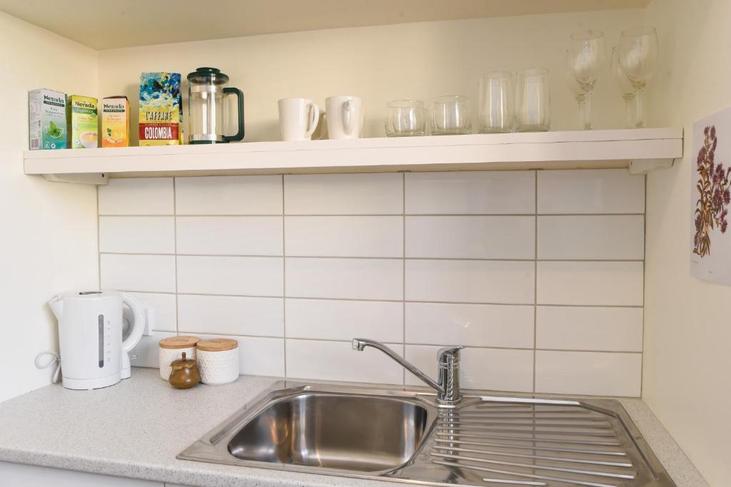 Cucina o angolo cottura di Sunny Mornington 2 Bedroom Guest Suite