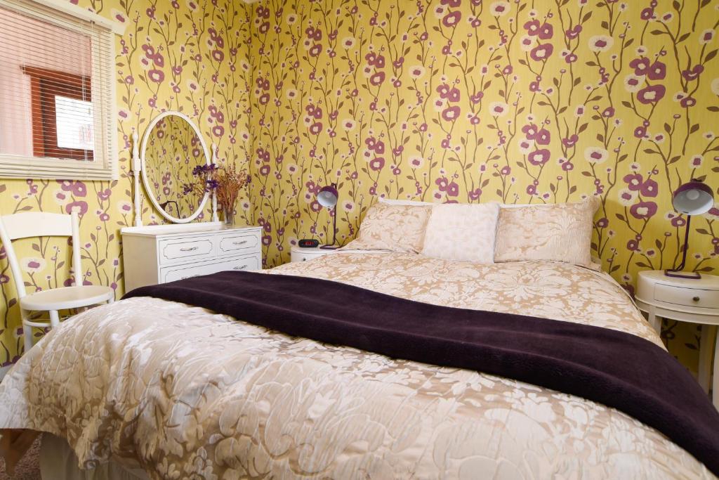 Letto o letti in una camera di Sunny Mornington 2 Bedroom Guest Suite