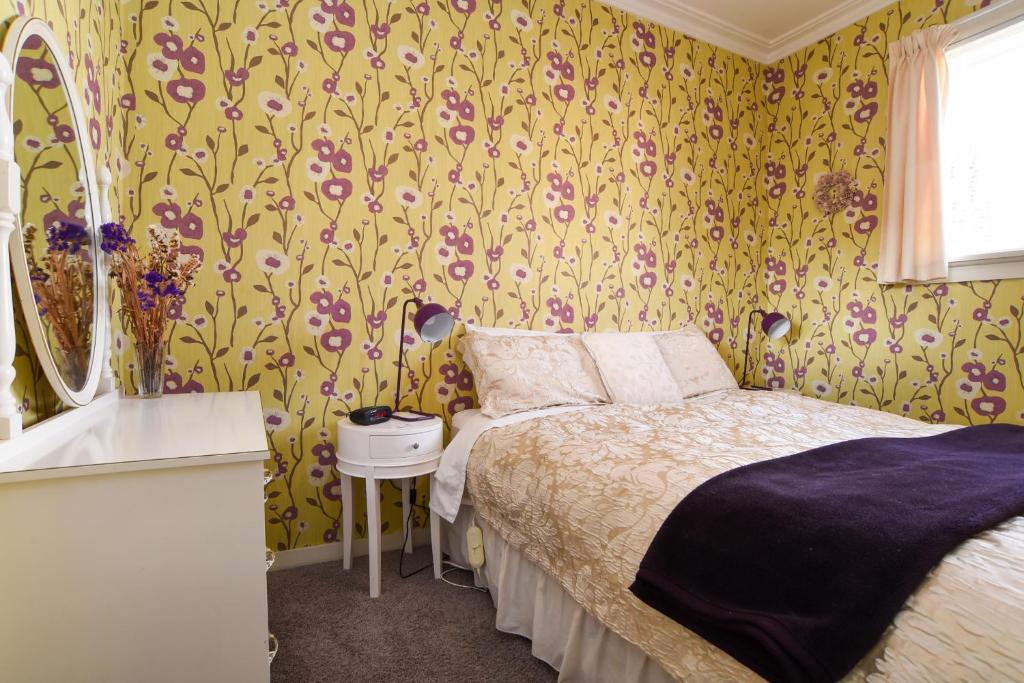Letto o letti in una camera di Sunny Mornington 2 Bedroom Guest Suite