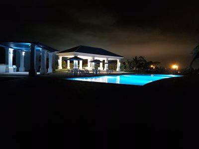 een huis met een zwembad in de nacht bij Casa en Playa Privada - A pocos minutos de General Villamil Playas in Posorja