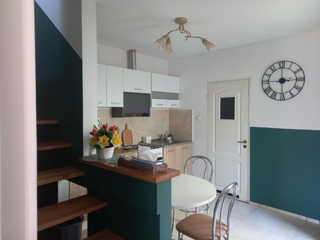 a kitchen with a table and chairs in a room at Twoja Przestrzeń Noclegi Pokoje Mieszkanie Do Wynajęcia in Nowy Sącz